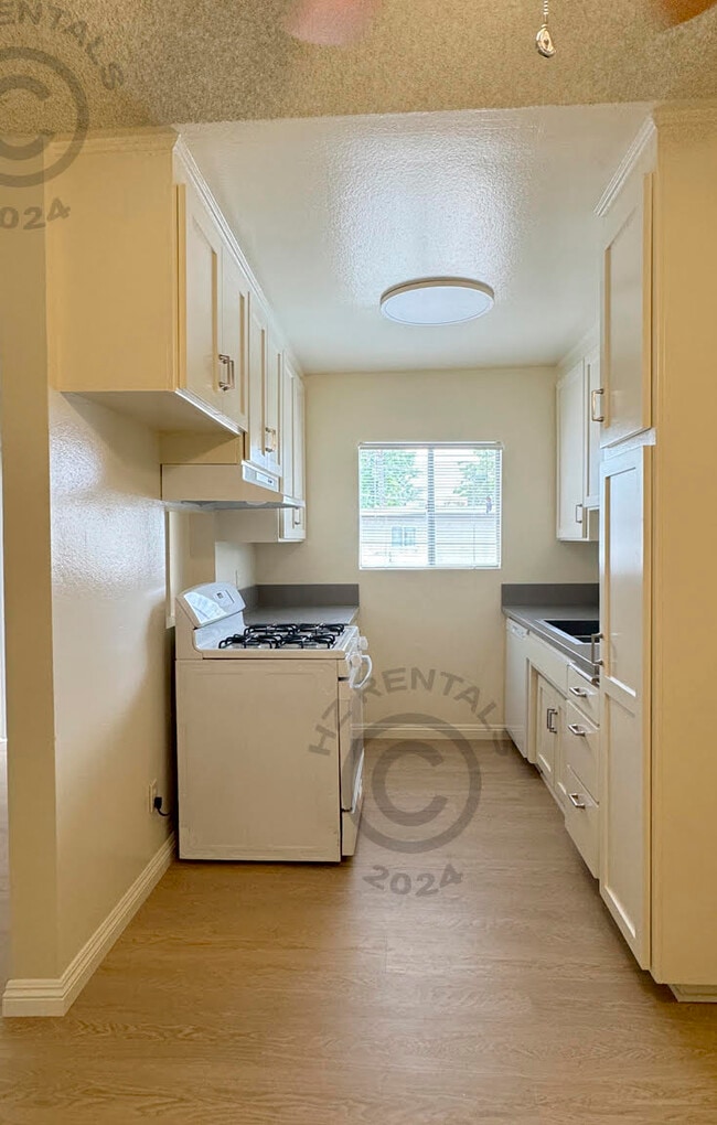 5130 Coldwater Canyon Ave in Sherman Oaks, CA - Building Photo - Building Photo