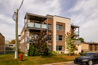 1680 Barbeau in Ste-Catherine, QC - Building Photo - Building Photo