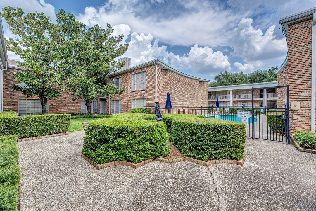 2101 Fountain View Dr in Houston, TX - Building Photo