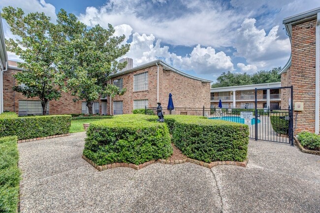 2101 Fountain View Dr