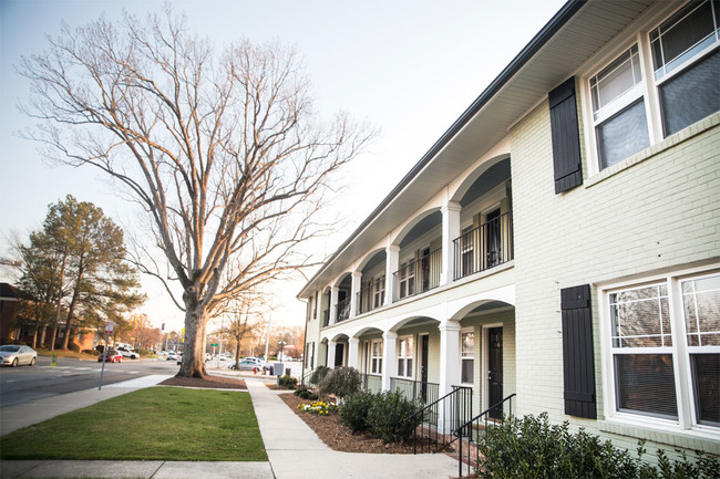 Campus Walk at East Carolina in Greenville, NC - Building Photo - Building Photo