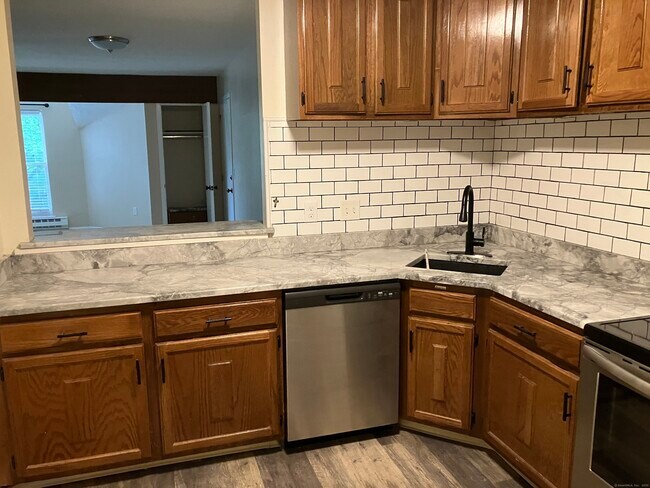 108 Wellington Dr in Farmington, CT - Building Photo - Building Photo