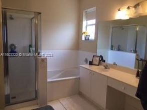 11035 NW 86th Ter in Doral, FL - Building Photo - Building Photo