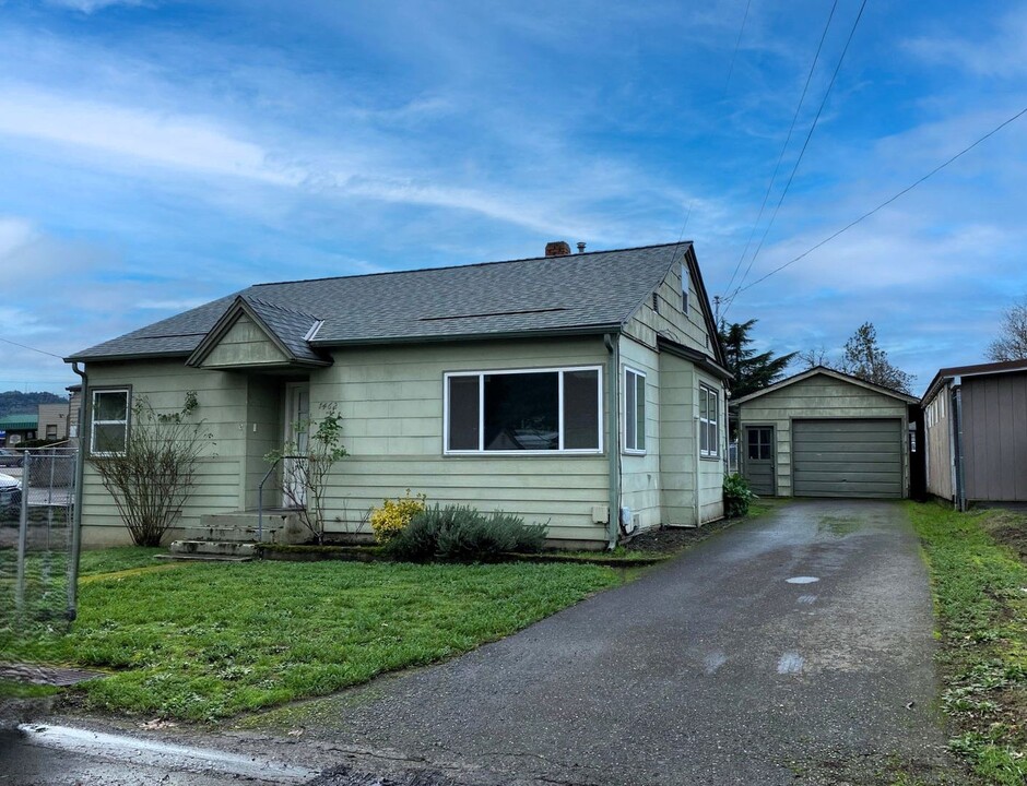 1462 NW Fairmount St in Roseburg, OR - Building Photo