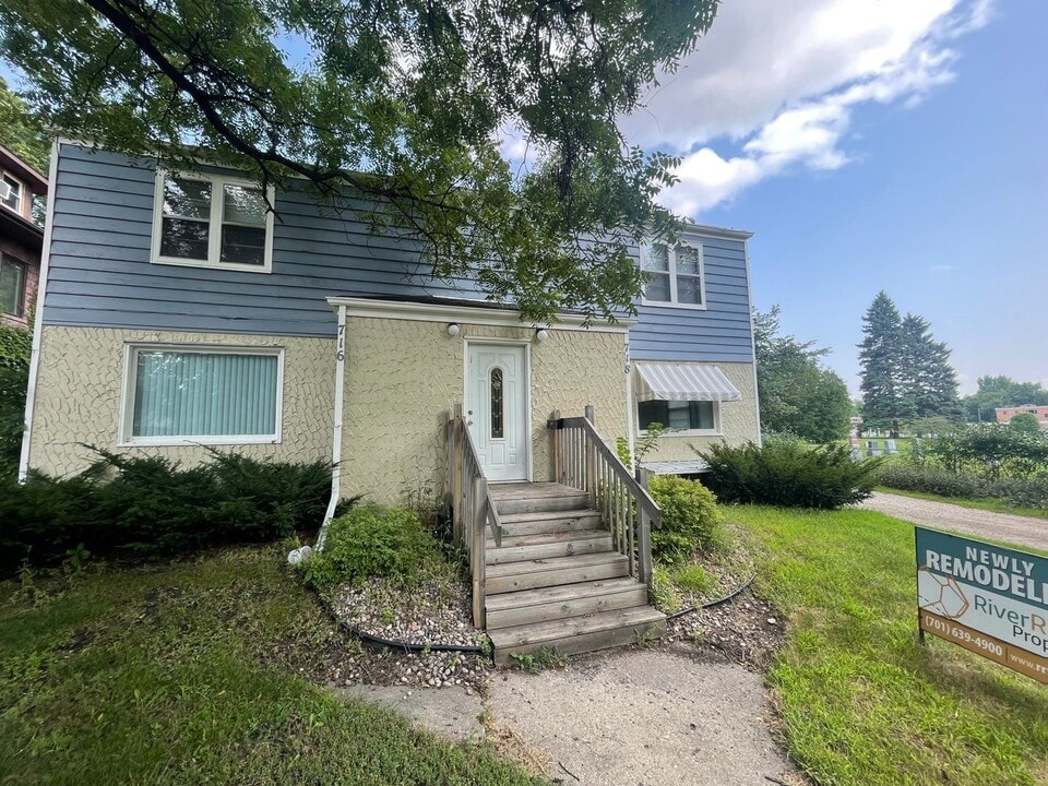 716 8th St S in Moorhead, MN - Building Photo