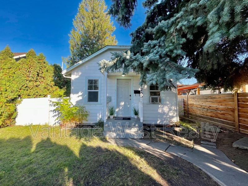 1285 Ethel St in Kelowna, BC - Building Photo