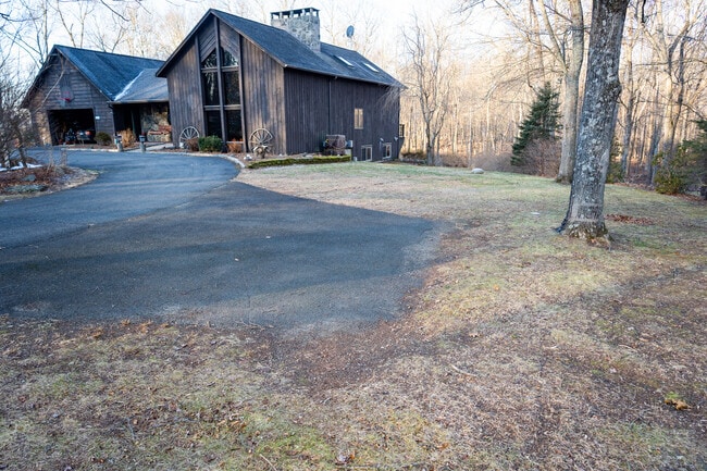 215 Old Newtown Rd in Monroe, CT - Foto de edificio - Building Photo