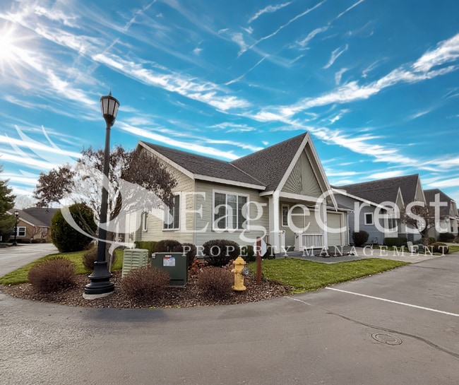 Spacious & Stylish 3-Bedroom Home in a Charming Neighborhood Near Walking Paths in College Place, WA - Foto de edificio - Building Photo