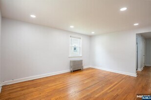 18 7th St in Clifton, NJ - Building Photo
