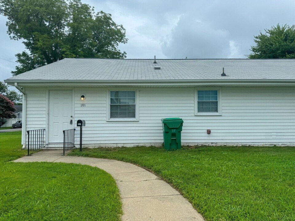 101 Lyons Ave in Colonial Heights, VA - Building Photo