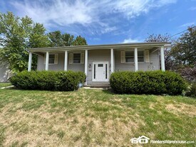 2501 Rocklyn Dr in Urbandale, IA - Building Photo