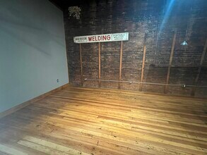 921 Broad St, Unit Y in Grinnell, IA - Building Photo - Building Photo