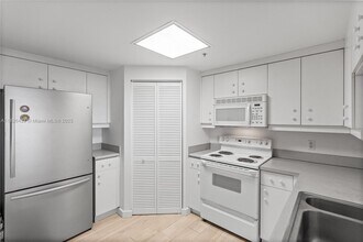 701 Brickell Key Blvd, Unit 1408 in Miami, FL - Building Photo - Building Photo