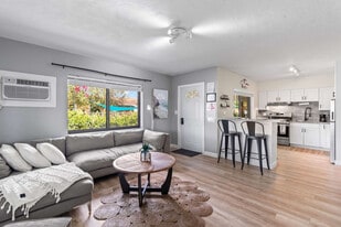 715 NE 6th St in Hallandale Beach, FL - Building Photo