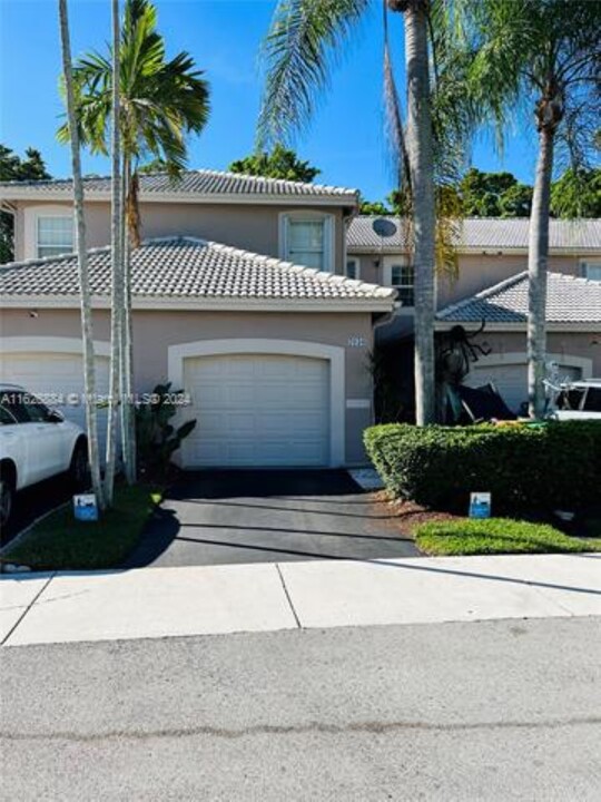 2030 Madeira Dr in Weston, FL - Foto de edificio