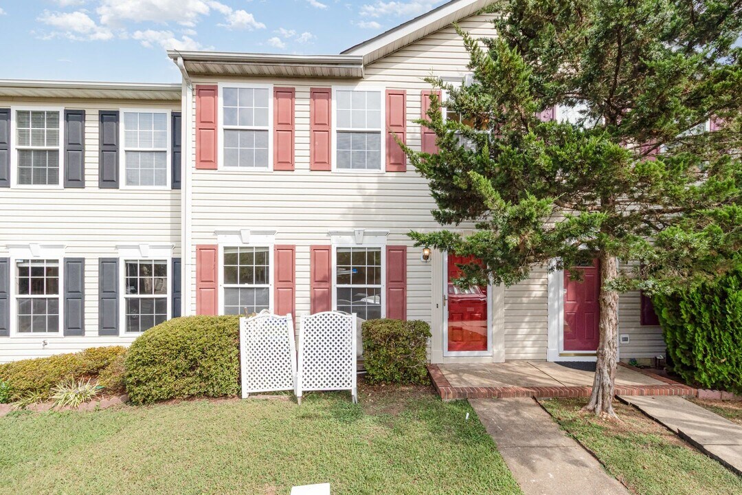 9929 Matti Hill Ct in Fredericksburg, VA - Building Photo