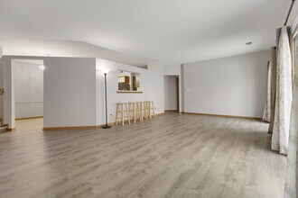 1505 Commodore Ct in Schaumburg, IL - Building Photo - Building Photo