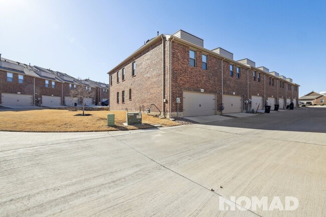 2004 Saddle Wy in Mesquite, TX - Foto de edificio - Building Photo