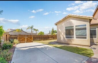 5401 Vista del Mar Ave in Bakersfield, CA - Foto de edificio - Building Photo