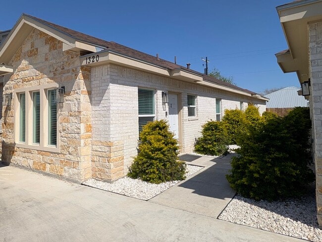 1320 N McColl Rd in Edinburg, TX - Foto de edificio - Building Photo