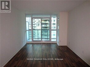 19-2319 Grand Trunk Crescent in Toronto, ON - Building Photo - Building Photo