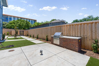 Victorian Home Restored to Modern Apartments in Sacramento, CA - Foto de edificio - Building Photo