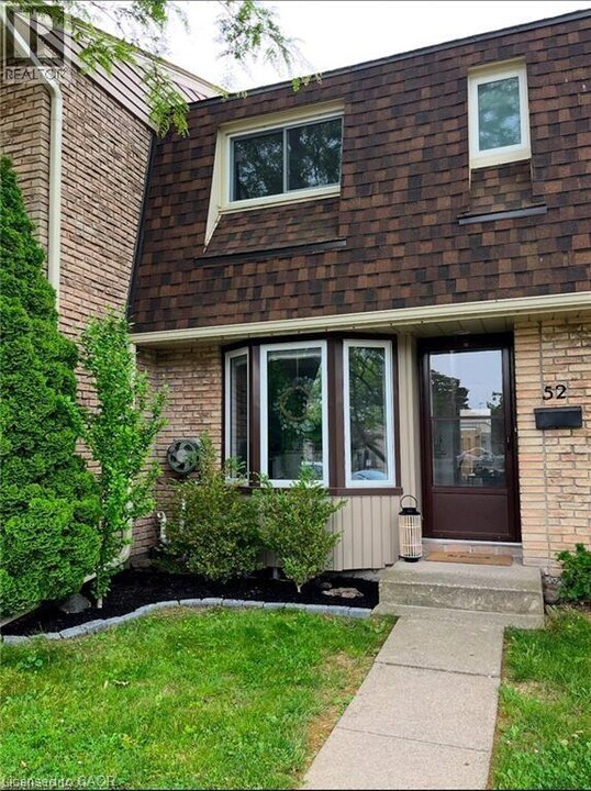 75 Ventura Dr. in St Catharines, ON - Building Photo