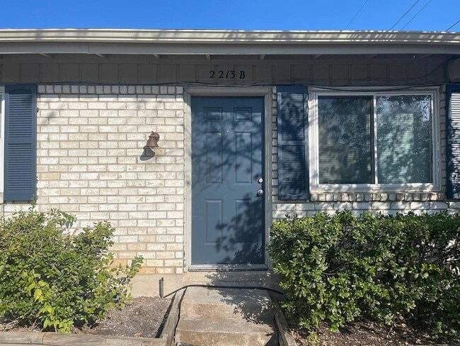 2213 Lanier Dr in Austin, TX - Foto de edificio - Building Photo