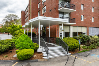 Hammond Park Condominiums in Chestnut Hill, MA - Foto de edificio - Building Photo