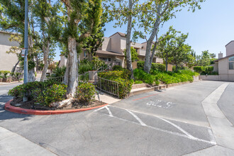 Oak Pointe Condominiums in Sherman Oaks, CA - Foto de edificio - Building Photo