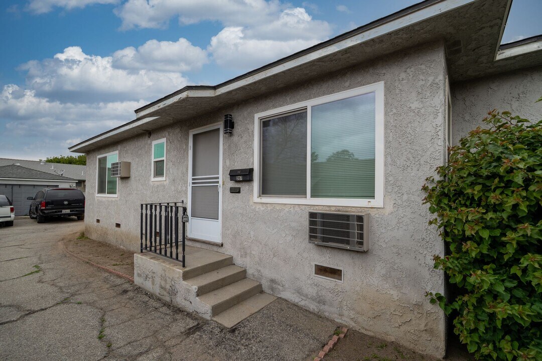 205-207 Mayflower Ave in Monrovia, CA - Building Photo
