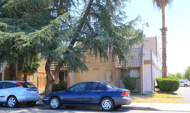 Clinton Terrace Apartments in Fresno, CA - Foto de edificio - Building Photo