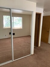 253 NE Fairgrounds Rd, Unit 102 in Bremerton, WA - Foto de edificio - Building Photo