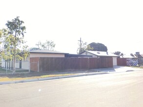 1121 Castaic Ave in Bakersfield, CA - Building Photo - Building Photo