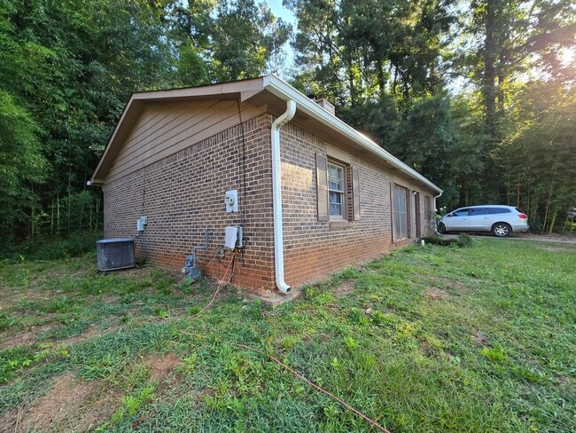 11 Brookfield Dr in Newnan, GA - Building Photo - Building Photo