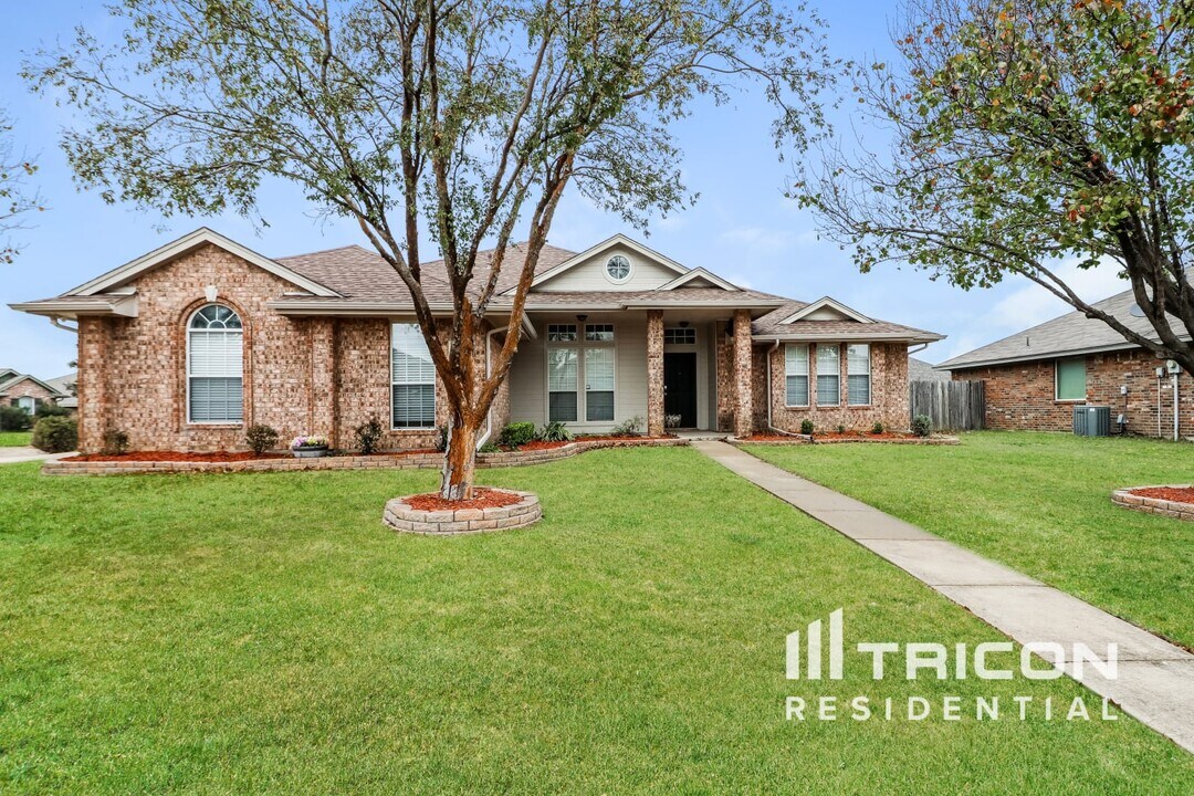 400 Harvest Hill Ln in Venus, TX - Building Photo