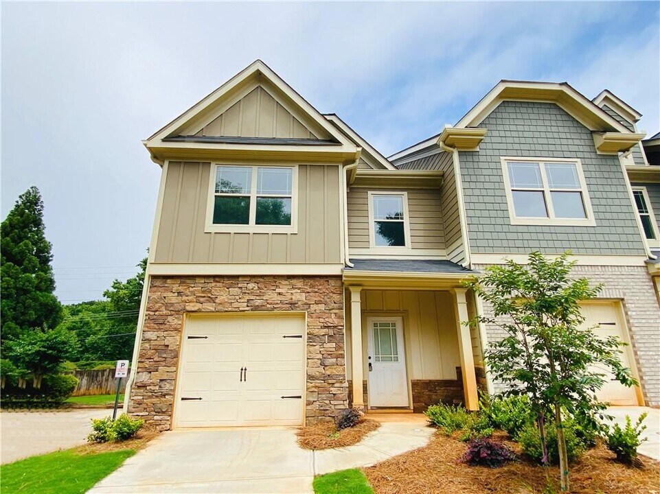 1101 N Village Dr in Decatur, GA - Building Photo