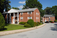 Carriage House Apartments in Newtown Square, PA - Foto de edificio - Building Photo