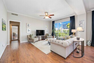 4515 Briar Hollow Pl in Houston, TX - Building Photo - Building Photo