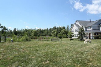 5 Autumn Creek Ln in Amherst, NY - Foto de edificio - Building Photo