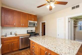 2459 N Ashland Ave, Unit 2F in Chicago, IL - Foto de edificio - Building Photo