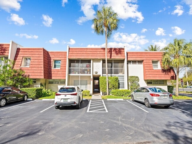 1 Jacaranda Country Club Dr, Unit 202 in Plantation, FL - Building Photo - Building Photo