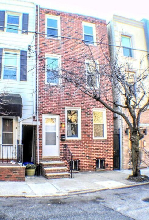 546 Manton St in Philadelphia, PA - Building Photo