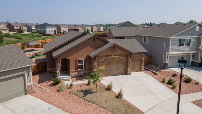 7637 Cat Tail Creek Dr in Colorado Springs, CO - Foto de edificio - Building Photo