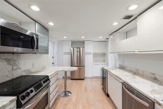 199 Ocean Ln Dr in Key Biscayne, FL - Building Photo - Building Photo