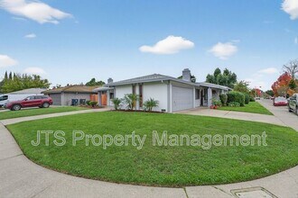 728 Clipper Way in Sacramento, CA - Building Photo - Building Photo