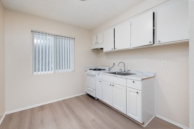 REGAL MANOR in Hawthorne, CA - Building Photo - Interior Photo