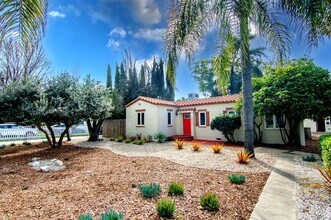 15946 Hart St in Los Angeles, CA - Foto de edificio - Building Photo