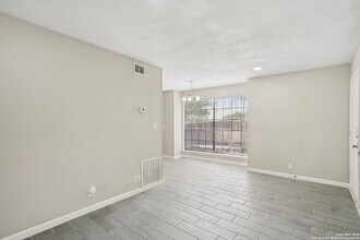 10609 Starcrest Dr, Unit 415 in San Antonio, TX - Building Photo - Building Photo