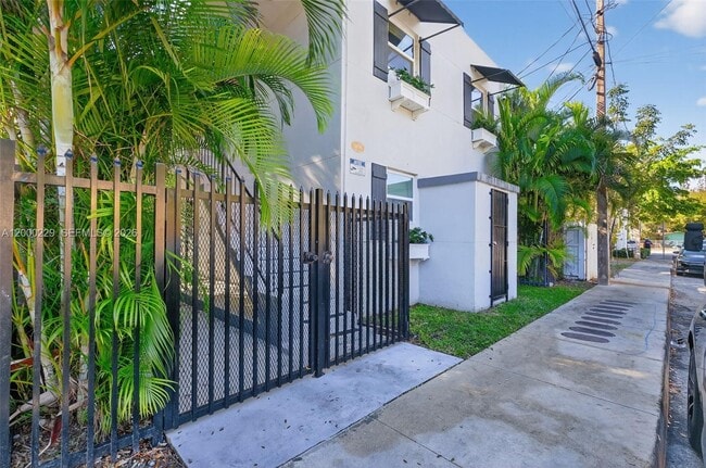 3676 Oak Ave